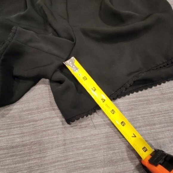 Ann Taylor Black Shorts Embroidered Detailing 4" Inseam Pleated Front Women Sz 4 - Picture 6 of 9